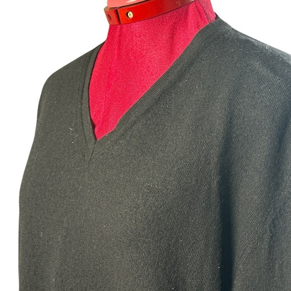 Calvin Klein women’s extra fine merino wool Black V-Neck long sleeve Sweater - Picture 4 of 9